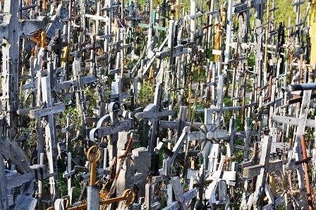 Hình ảnh rùng rợn từ ngọn đồi Thánh giá ở Lithuania - 6 An Tử